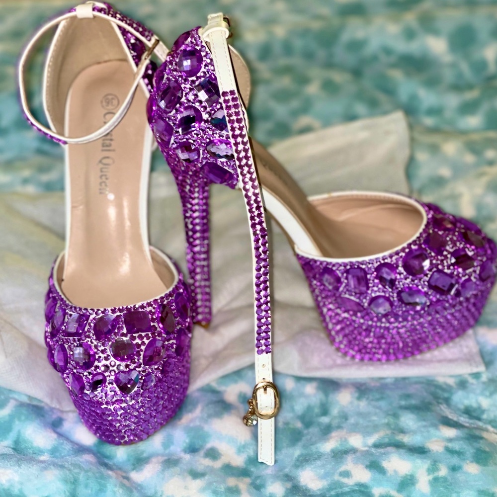 💜💜Purple Stunner rhinestone heels size 6 with hearts
